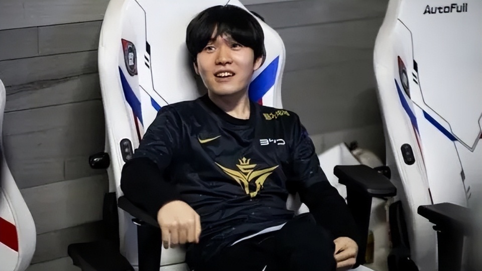 NG大舞台-包含Rookie迎来二十赛季高光表现，FPX球迷沸腾！的词条